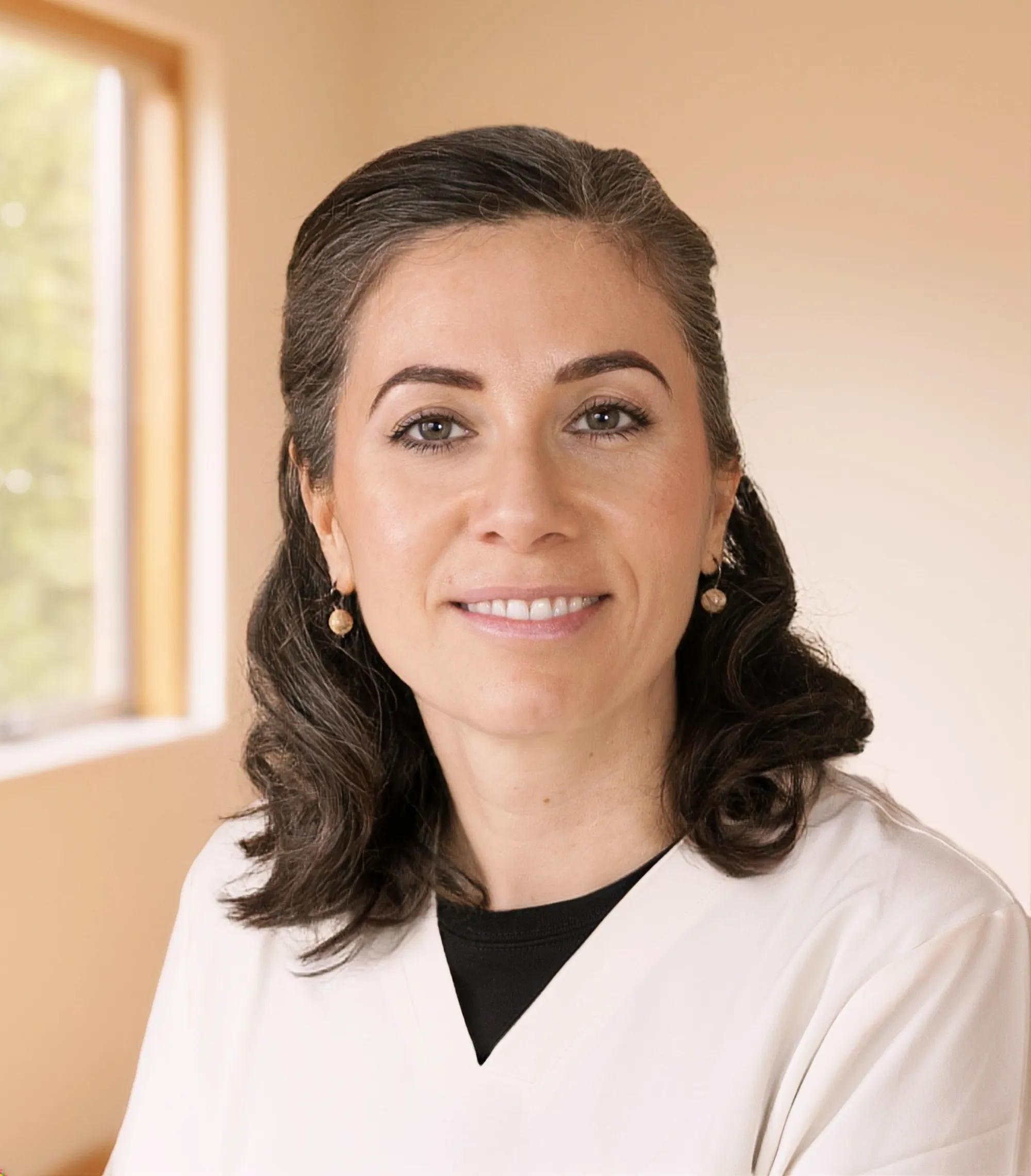 Retrato de primer plano de la fisioterapeuta Gemma Fernández sonriendo a cámara.